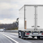 camion-de-carga-en-blanco-en-la-carretera